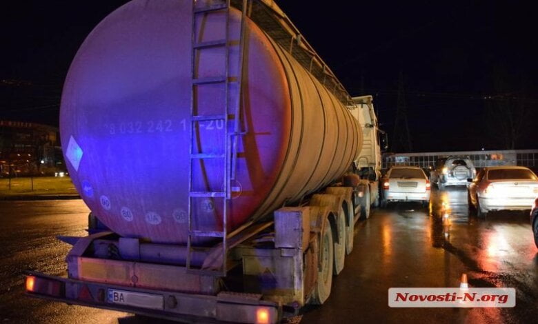 На проспекте Богоявленском столкнулись седельный тягач и «Шевроле»: образовалась пробка | Корабелов.ИНФО image 2