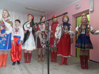 Показали народження Христа у переплетенні із сучасністю: школярі з Корабельного району теж відроджують традиції Різдвяного вертепу | Корабелов.ИНФО image 5