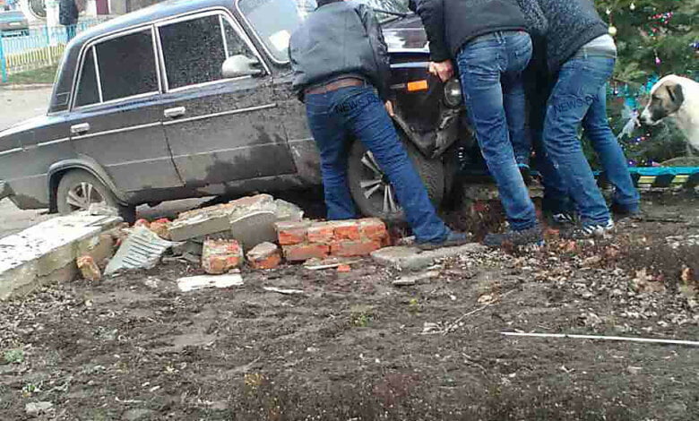 Пьяный водитель в Витовском районе едва не выехал на площадь с людьми – остановила клумба (Видео) | Корабелов.ИНФО