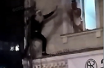 В новогоднюю ночь в Николаеве "Санта" пытался забраться в окно гостиницы: ему помогала "белка" (видео) | Корабелов.ИНФО