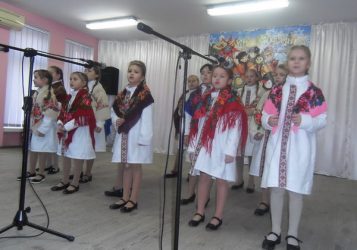 Показали народження Христа у переплетенні із сучасністю: школярі з Корабельного району теж відроджують традиції Різдвяного вертепу | Корабелов.ИНФО image 4
