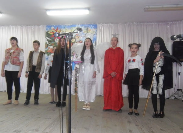 Показали народження Христа у переплетенні із сучасністю: школярі з Корабельного району теж відроджують традиції Різдвяного вертепу | Корабелов.ИНФО image 8