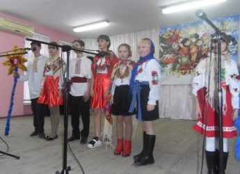 Показали народження Христа у переплетенні із сучасністю: школярі з Корабельного району теж відроджують традиції Різдвяного вертепу | Корабелов.ИНФО image 7