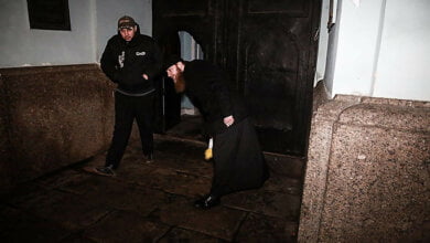 Священники Московского патриархата напали на журналиста за съемку попов, выбрасывающих игрушки (Видео) | Корабелов.ИНФО