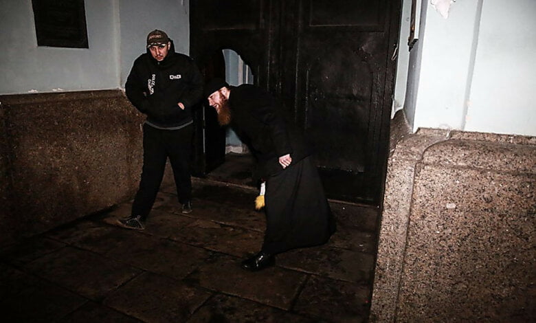 Священники Московского патриархата напали на журналиста за съемку попов, выбрасывающих игрушки (Видео) | Корабелов.ИНФО