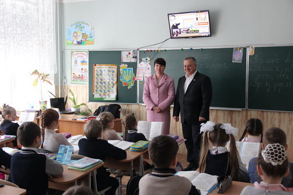 За новыми знаниями - за новые антисколеозные парты: порт «Ника-Тера» помог школе №43 | Корабелов.ИНФО image 5