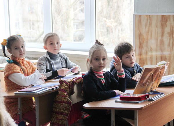 За новыми знаниями - за новые антисколеозные парты: порт «Ника-Тера» помог школе №43 | Корабелов.ИНФО image 1