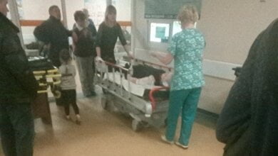 «Когда он нанес мне удары ножом, я отбежал к окну», - пострадавший ученик о нападении старшеклассников в российской школе | Корабелов.ИНФО