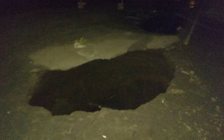 "Шумит и воняет": за три дня провал на тротуаре в Корабельном районе только увеличился | Корабелов.ИНФО image 1