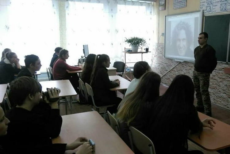"Таке спілкування надихає жити, бути корисним..." - школярі Корабельного району зустрілися з воїном АТО | Корабелов.ИНФО image 3