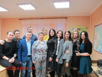 Лепестки ромашки, смех и слезы, нежные чувства: в лицее №1 прошел вечер встречи выпускников | Корабелов.ИНФО image 7