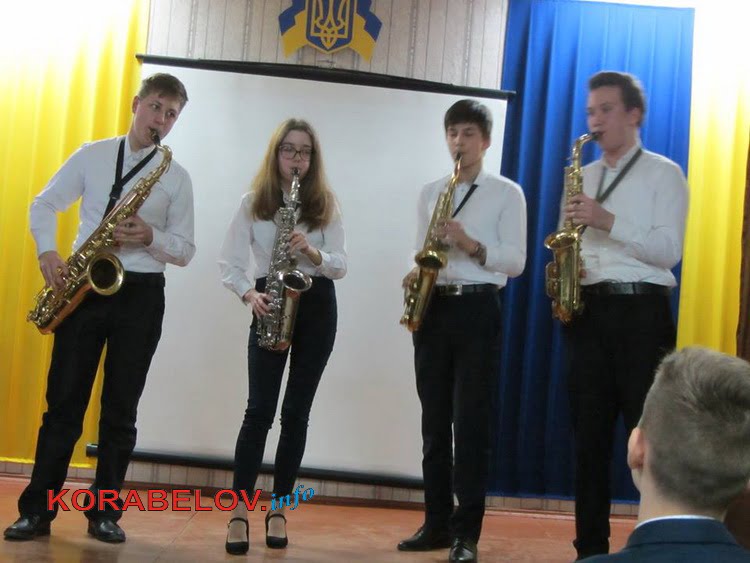 Лепестки ромашки, смех и слезы, нежные чувства: в лицее №1 прошел вечер встречи выпускников | Корабелов.ИНФО image 4