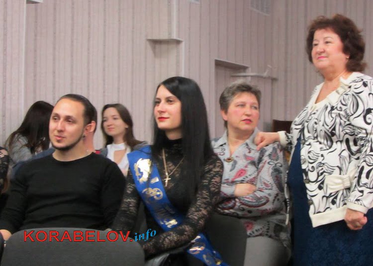 Лепестки ромашки, смех и слезы, нежные чувства: в лицее №1 прошел вечер встречи выпускников | Корабелов.ИНФО image 2