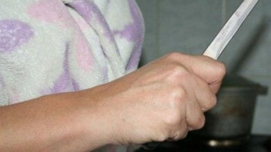 Через відмову дати грошей на випивку, у Миколаєві жінка кухонним ножем вдарила свого сплячого батька | Корабелов.ИНФО