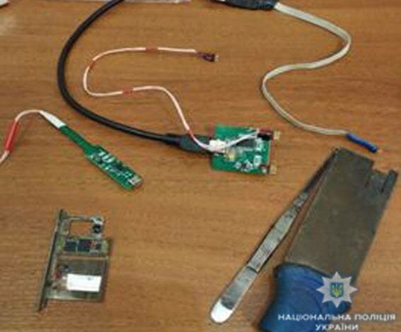 Небезпечні банкомати: за допомогою зчитувальних пристроїв два злодія вкрали з карток, у т.ч. миколаївців, понад 600 тис. грн | Корабелов.ИНФО image 1