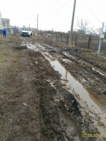 Жители трех улиц Корабельного района помогали грузовику, застрявшему на полсуток в "болоте" | Корабелов.ИНФО image 3