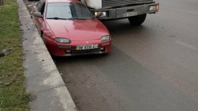 В Корабельном районе грузовик прижал "легковушку" к бордюру: водителю пришлось выбираться через окно | Корабелов.ИНФО