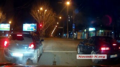 На "красный" без раздумий: как ездят «евробляхи» в Николаеве (видео) | Корабелов.ИНФО