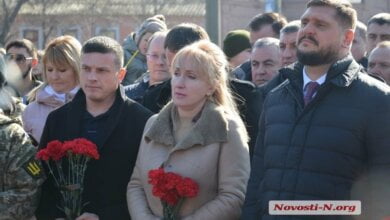 Февраль 2018 года: николаевские депутаты и чиновники на коленях почтили память Героев Небесной Сотни (ВИДЕО) | Корабелов.ИНФО image 2