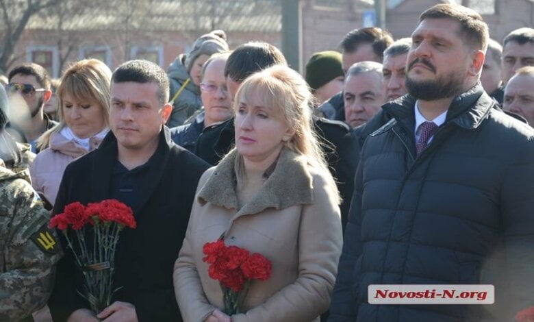 Февраль 2018 года: николаевские депутаты и чиновники на коленях почтили память Героев Небесной Сотни (ВИДЕО) | Корабелов.ИНФО image 2