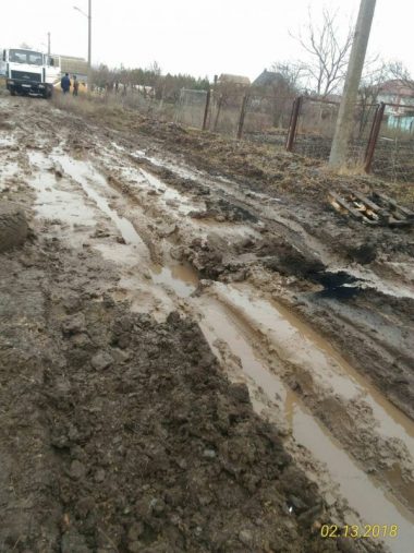 Жители трех улиц Корабельного района помогали грузовику, застрявшему на полсуток в "болоте" | Корабелов.ИНФО image 7