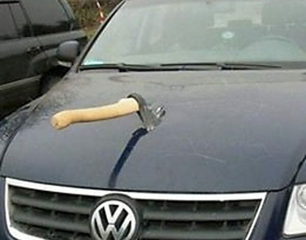 «За Труханова»: мужчина во дворе суда в Киеве повредил топором более 10-ти автомобилей | Корабелов.ИНФО image 1