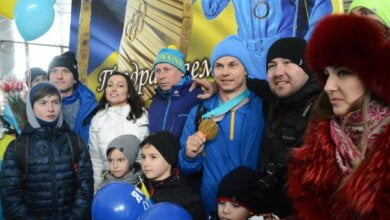 С хлебом-солью и масштабным ликованием николаевцы встретили олимпийца Абраменко в родном городе | Корабелов.ИНФО image 1
