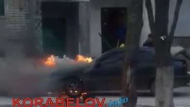 У подъезда "многоэтажки" в Корабельном районе загорелось такси (ВИДЕО) | Корабелов.ИНФО image 1