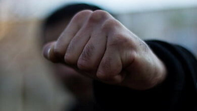 Двое парней в баре Корабельного района выпили с мужчиной, после чего избили и ограбили его | Корабелов.ИНФО