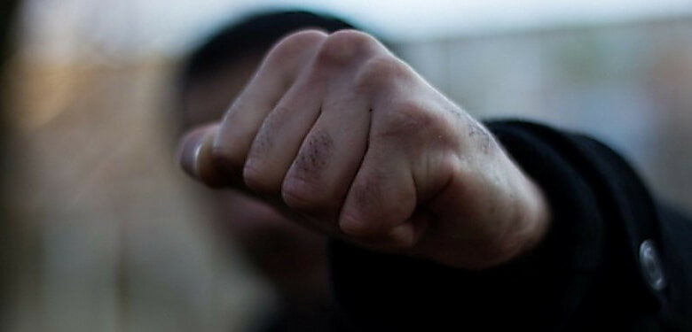 Двое парней в баре Корабельного района выпили с мужчиной, после чего избили и ограбили его | Корабелов.ИНФО
