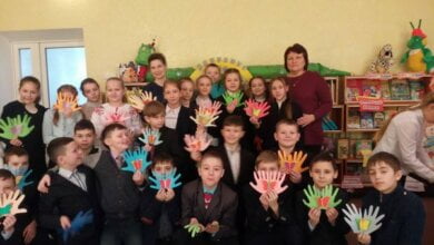 Тепло маленьких долоньок: школярі Корабельного району зробили власноруч метеликів для своїх матусь | Корабелов.ИНФО image 4