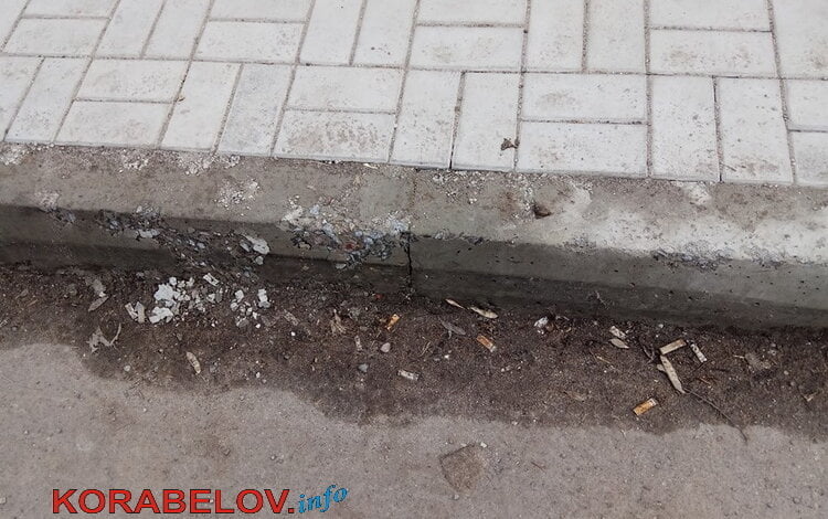 Новые бордюры, установленные в Корабельном районе, после зимы рассыпаются (ВИДЕО) | Корабелов.ИНФО image 1