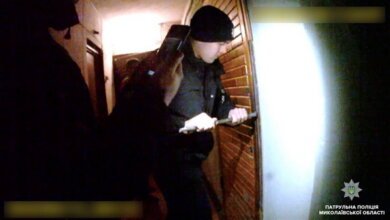 Ломика дали сусіди: патрульні виламали двері для доступу медиків до потерпілої, закритої в квартирі у Корабельному районі | Корабелов.ИНФО image 4