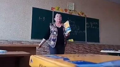 «Я тебя, с*ка, прищучу так, что ты будешь бедный»: на Киевщине учительница во время урока начала оскорблять ученика (ВИДЕО) | Корабелов.ИНФО