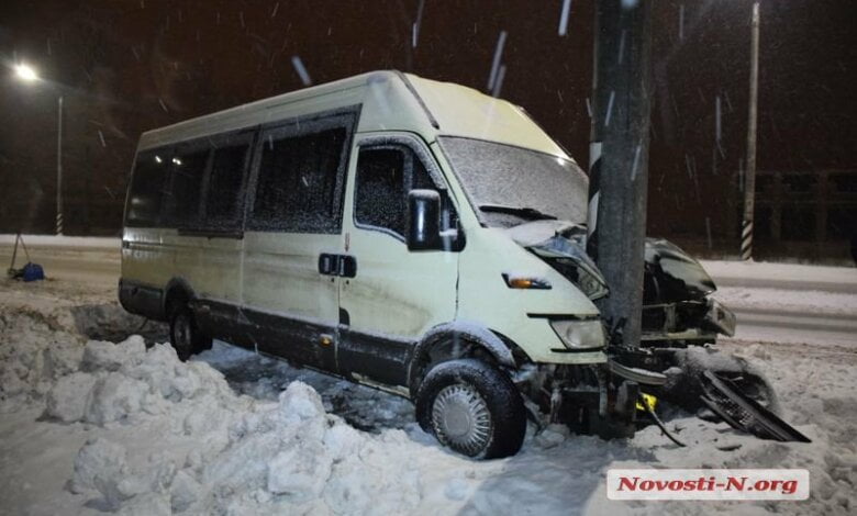 В Корабельном районе микроавтобус врезался в столб | Корабелов.ИНФО