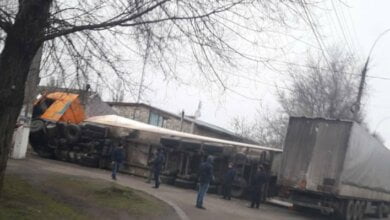 В Николаеве DAF с 20 тоннами лука врезался в жилой дом и перевернулся | Корабелов.ИНФО