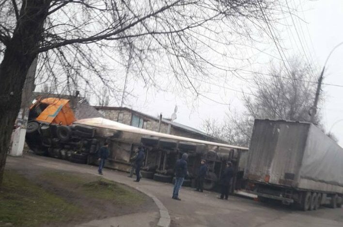 В Николаеве DAF с 20 тоннами лука врезался в жилой дом и перевернулся | Корабелов.ИНФО