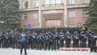 В Николаеве около тысячи силовиков охраняют здание облсовета, блокируя свободный вход для горожан (ВИДЕО) | Корабелов.ИНФО