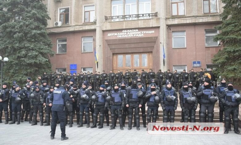 В Николаеве около тысячи силовиков охраняют здание облсовета, блокируя свободный вход для горожан (ВИДЕО) | Корабелов.ИНФО