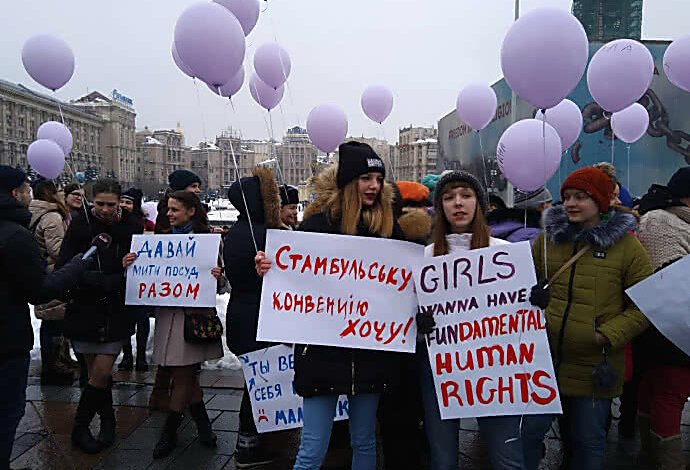 «Давай мыть посуду вместе»: В центре Киева прошел марш за права женщин (ВИДЕО) | Корабелов.ИНФО image 1