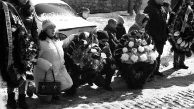 Стоя на коленях, в Николаеве простились с Народным Героем и бывшим и.о. директора аэропорта Волошиным | Корабелов.ИНФО image 4