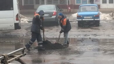 «Ямочный ремонт» по-николаевски: асфальт бросают прямо в лужи (ВИДЕО) | Корабелов.ИНФО image 2