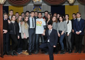 «Мрії збуваються!» Ліцеїсти в Корабельному районі приймають волонтера з Іорданії, на візит якого чекали цілий рік | Корабелов.ИНФО image 5