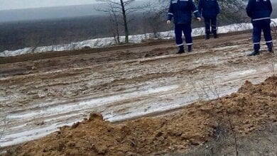 Рятівники витягли з болотяної пастки Daewoo Lanos, що застряг на узбіччі у селі Лимани Вітовського району | Корабелов.ИНФО