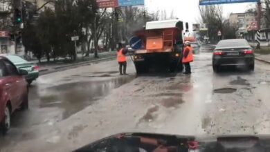 "Как победить этот идиотизм?" - житель Корабельного района об укладке асфальта в лужи (ВИДЕО) | Корабелов.ИНФО