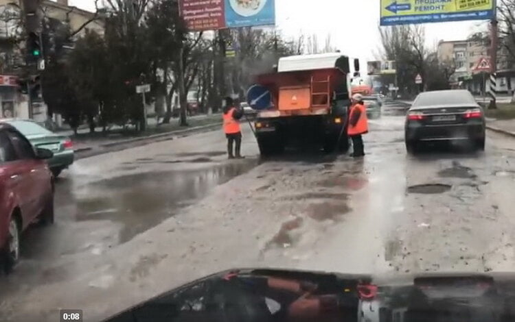 "Как победить этот идиотизм?" - житель Корабельного района об укладке асфальта в лужи (ВИДЕО) | Корабелов.ИНФО