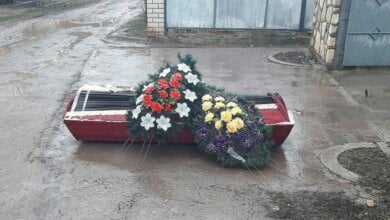 Бизнесмену в Николаеве под ворота подложили гроб с его фото | Корабелов.ИНФО image 1