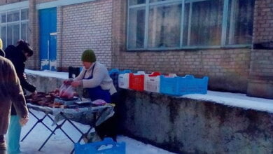 "Медработники попросили": во дворе больницы в Корабельном районе торговали колбасой с парапета | Корабелов.ИНФО