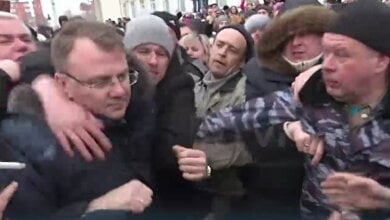 Толпа протестующих в Росии набросилась на главу района после отравления детей (ВИДЕО) | Корабелов.ИНФО