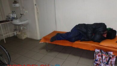 "Ночует в больнице между этажами, иногда там же справляет нужду", - о бомже в медучреждении Корабельного района | Корабелов.ИНФО